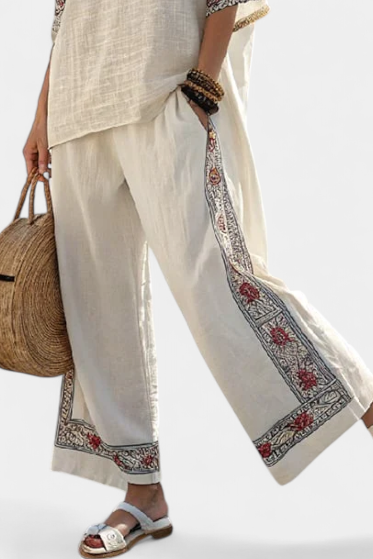 Naomi™ | Top décolleté stylé avec un pantalon large à rayures.