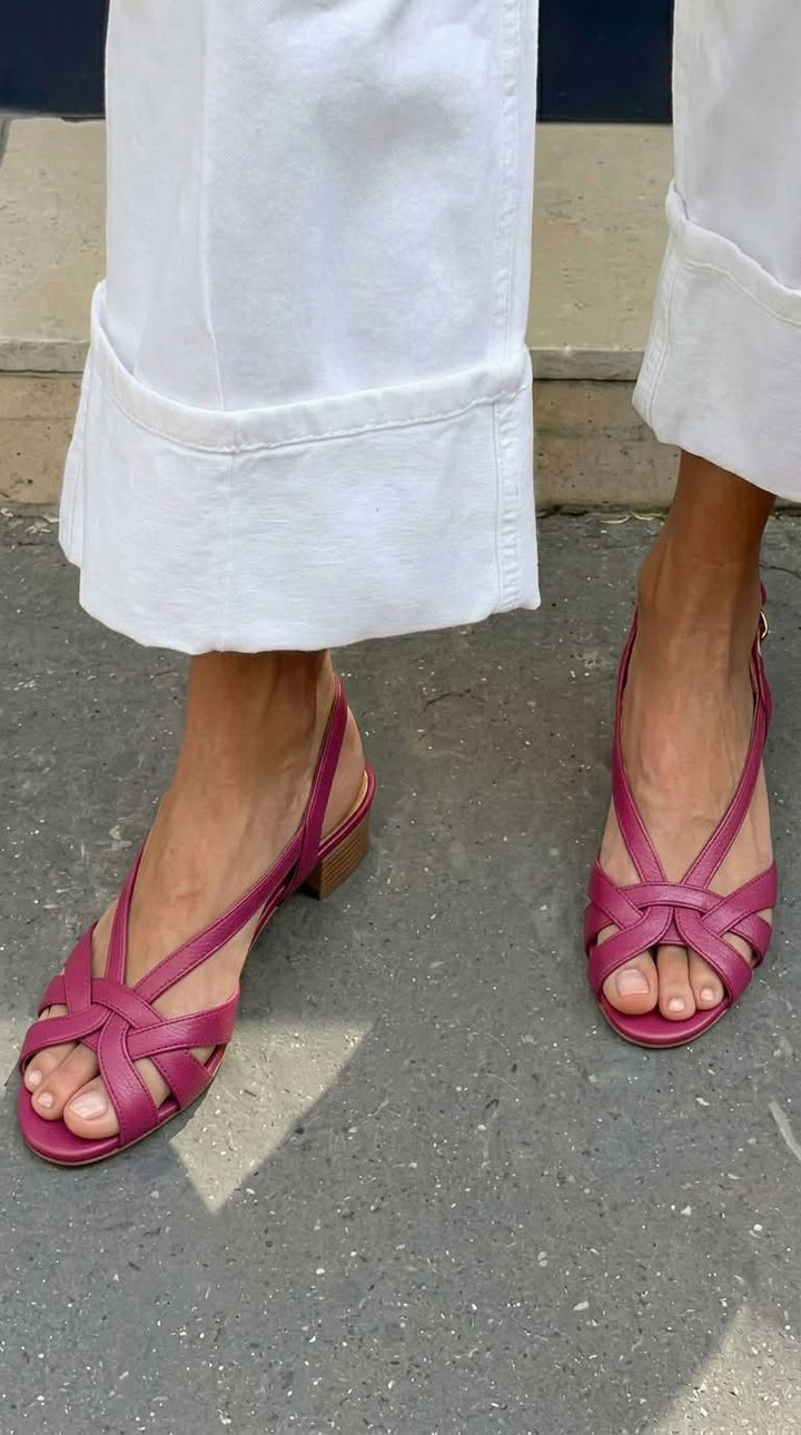 Sandales à bride arrière couleur nude en cuir, avec lanières croisées et talon bas