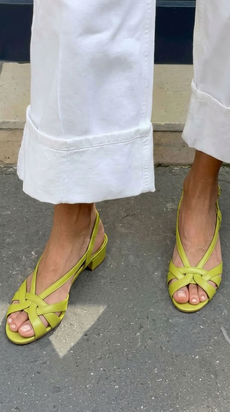 Sandales à bride arrière couleur nude en cuir, avec lanières croisées et talon bas