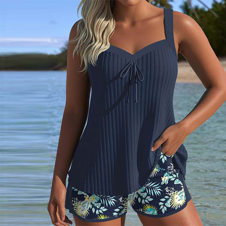 Carla – Maillot de bain rayé avec short de plage