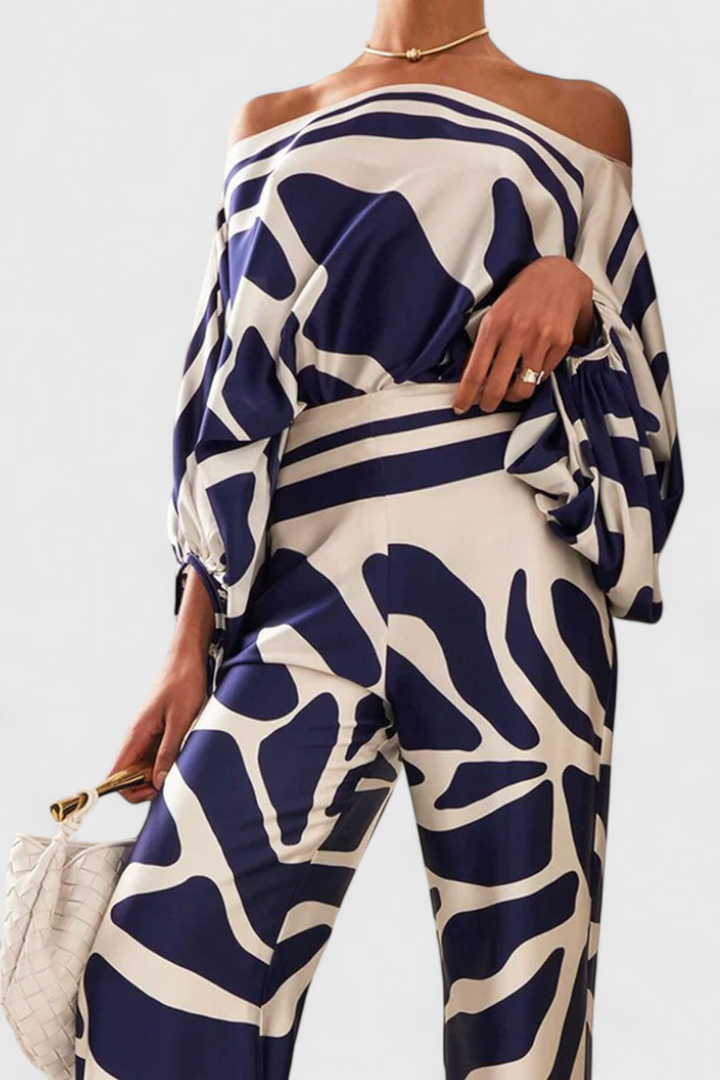 Ensemble deux pièces Sybella avec épaules dénudées et pantalon large imprimé