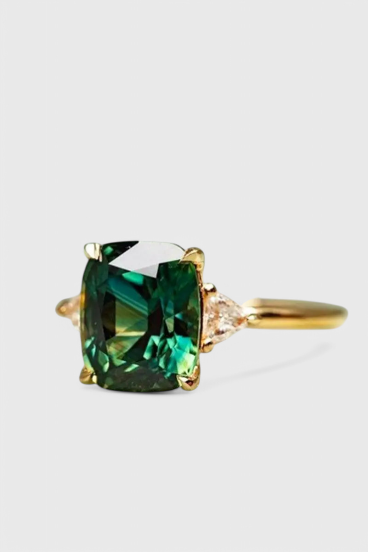 Élégante bague carrée en émeraude avec finition dorée