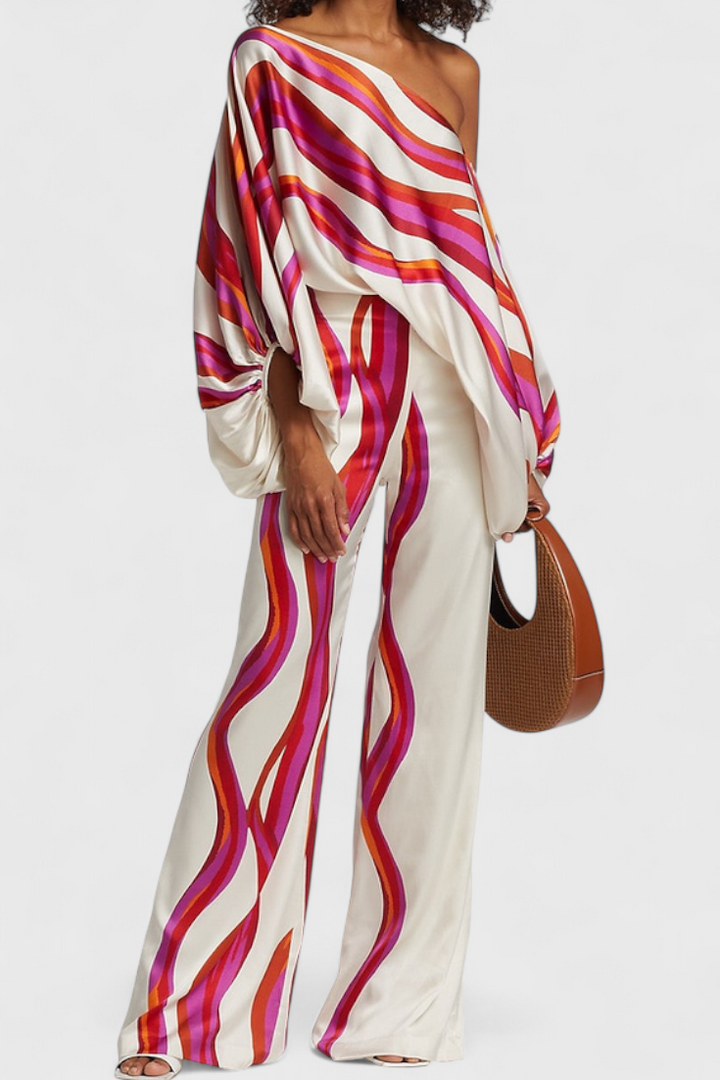 Ensemble deux pièces Sybella avec épaules dénudées et pantalon large imprimé