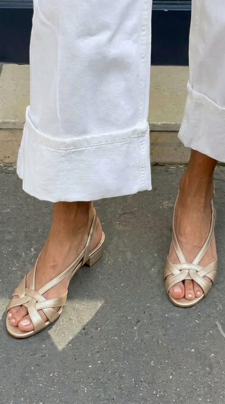 Sandales à bride arrière couleur nude en cuir, avec lanières croisées et talon bas