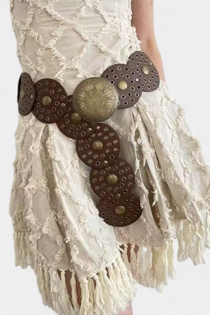 Alicia Vintage Cowboy Belt with Decorative Circular Buckle (ceinture de cow-boy vintage avec boucle circulaire décorative)