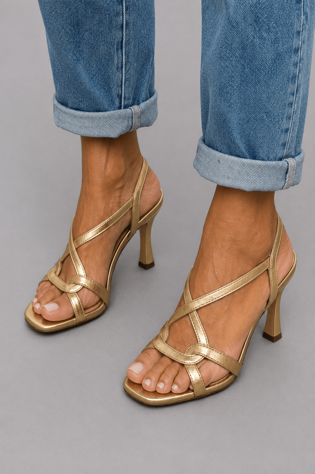 Elisabeth | Sandalias doradas: el encanto del verano