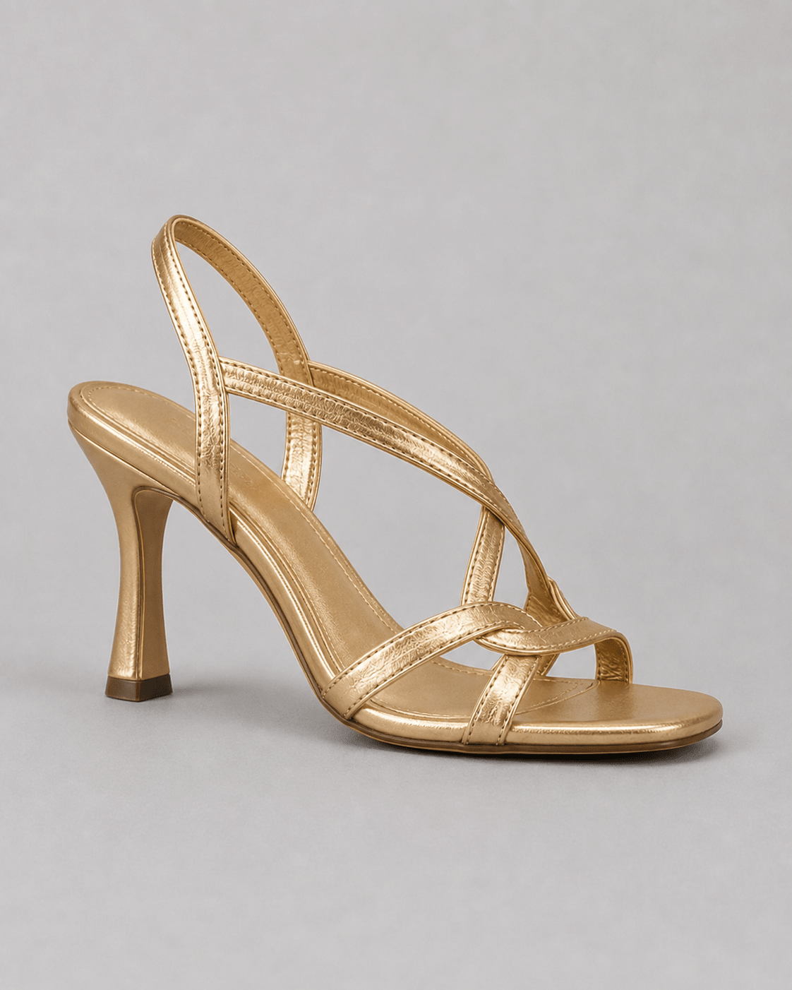 Elisabeth | Sandalias doradas: el encanto del verano