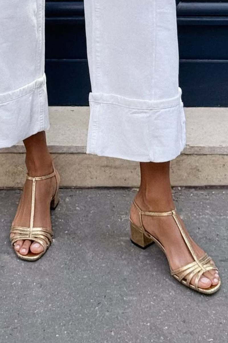 Alegre | Sandalias doradas: elegancia para el día a día