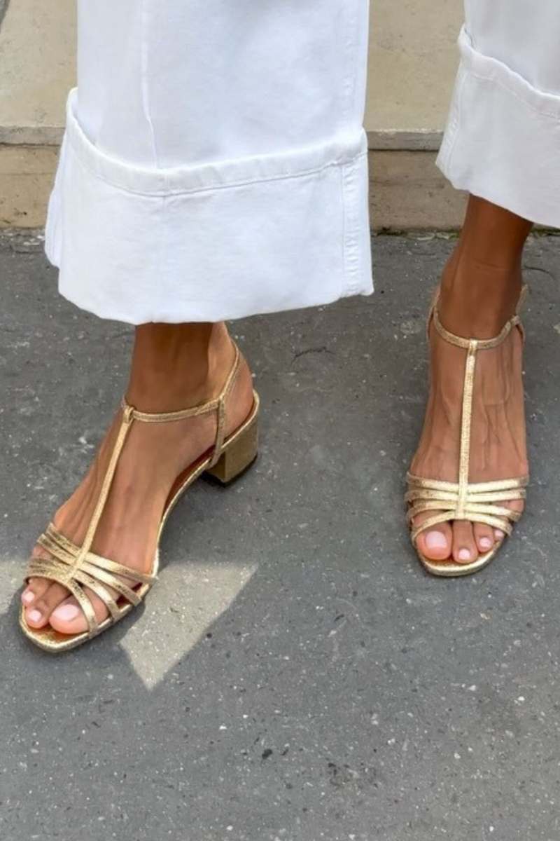 Alegre | Sandalias doradas: elegancia para el día a día